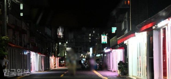 15일 서울 영등포구 타임스퀘어 인근 성매매 집결지에 성매매 여성이 성매수 남성을 호객하는 속칭 